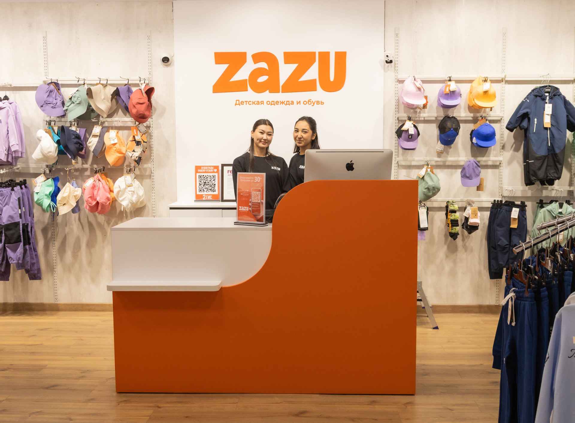 Касса и зона обслуживания магазина Zazu в Бишкеке — интерьер с логотипом Zazu и стеллажами детской одежды